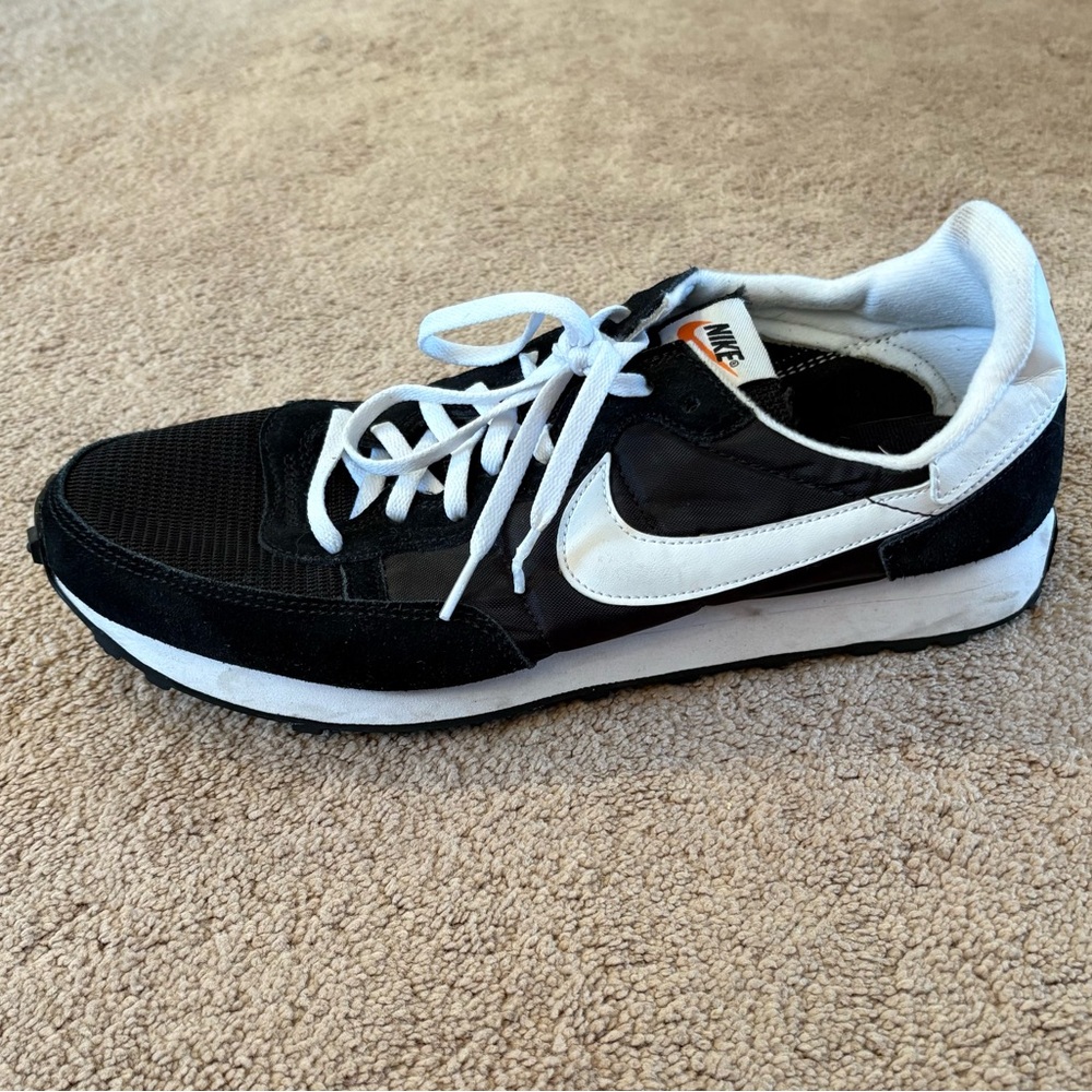 Nike Black and White Sneakers - Picture 2 of 8